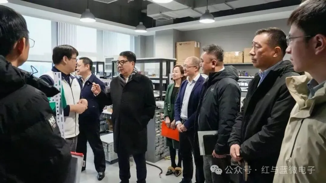 红与蓝微电子产品与技术 中国建设银行上海市分行党委书记、行长刘军一行莅临红与蓝微电子参观调研 - image-002.jpeg