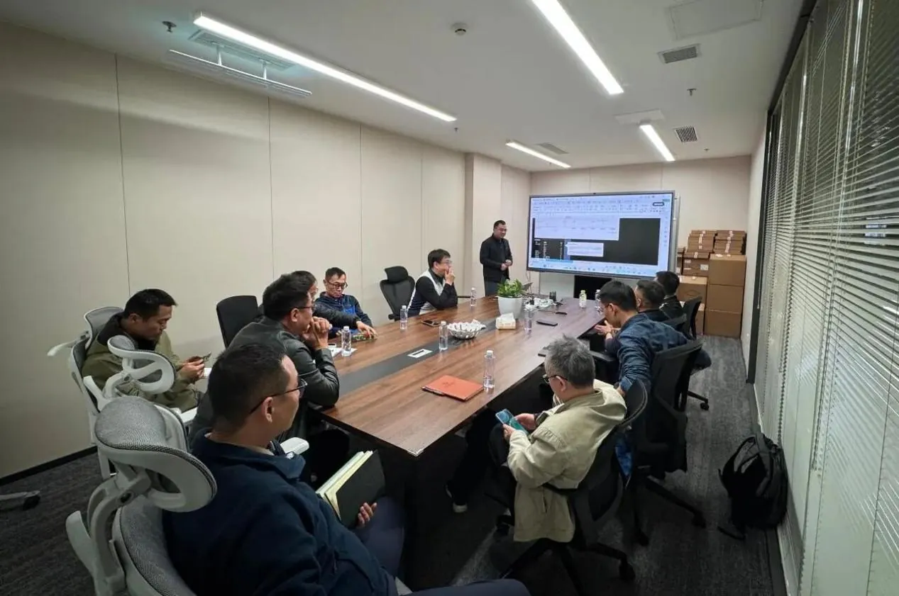 红与蓝微电子产品与技术 多方携手 | 共促氮化镓储能技术落地——南网能源、高校代表到访红与蓝微电子交流合作 - image-002.jpeg