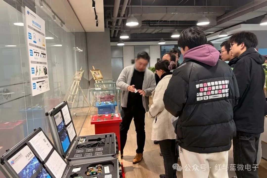 红与蓝微电子产品与技术 产教融合】上海建桥学院师生一行莅临红与蓝微电子参观交流 校企携手共探产教融合新路径 - image-001.jpeg
