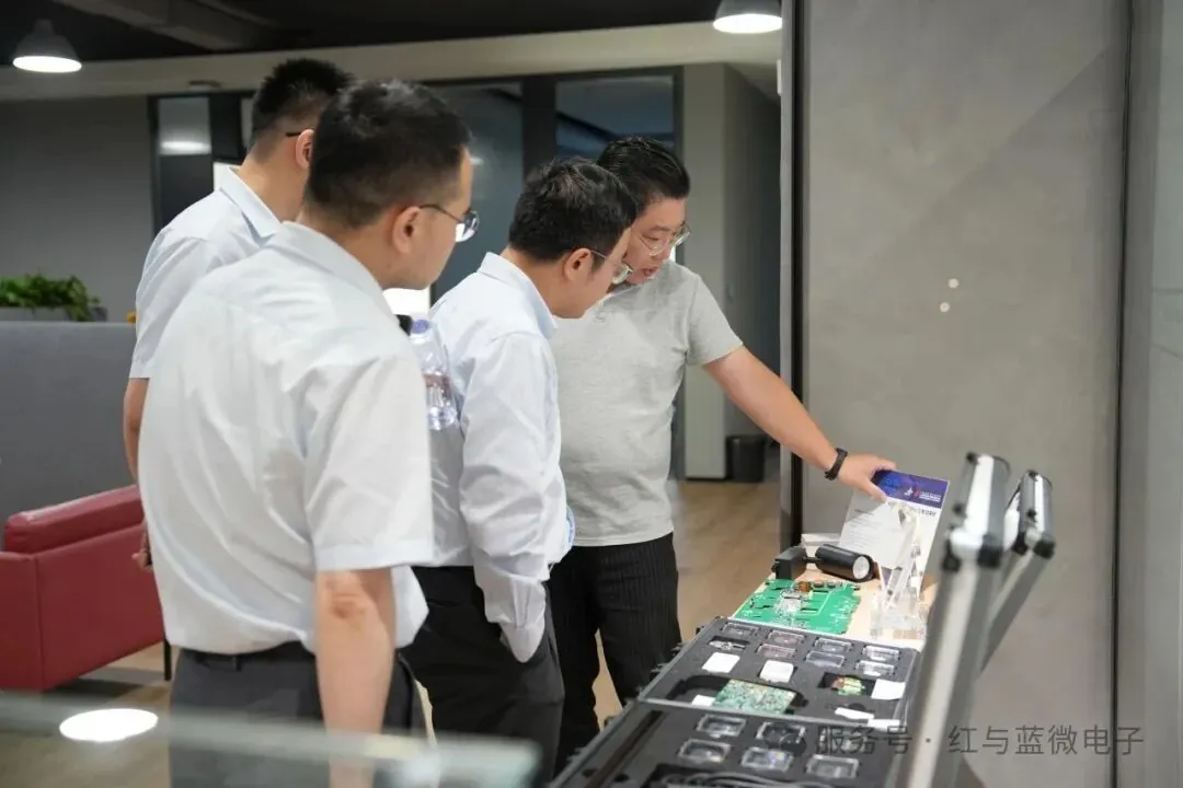 企业动态 | 中国银行临港新片区分行领导一行莅临红与蓝微电子参观交流 - image-001.jpeg